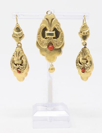 Coppia di Orecchini e Pendente in Oro Giallo e Piccole Sfere di Corallo
