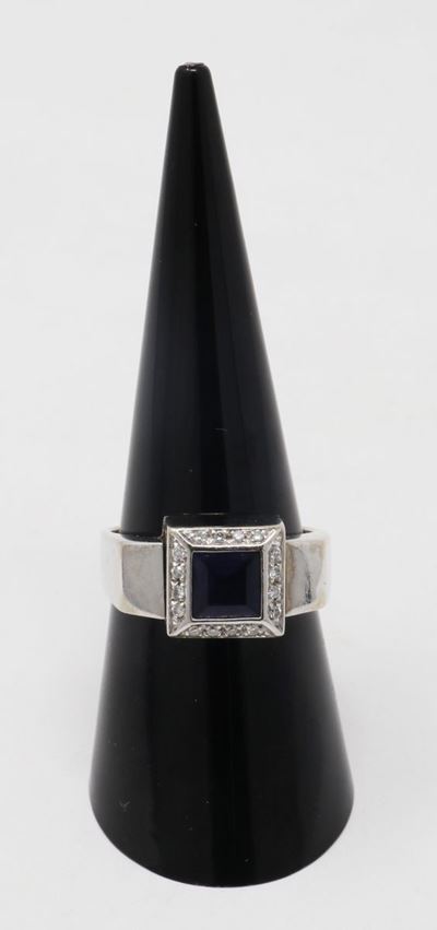 Anello in Oro Bianco con Zaffiro Centrale Quadrato e Piccoli Brillanti
