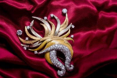 Spilla in Oro Giallo e Bianco, Smalti Policromi e Brillanti