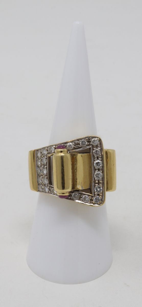 Anello in Oro Giallo a Fibbia con Piccoli Brillanti e Rubini