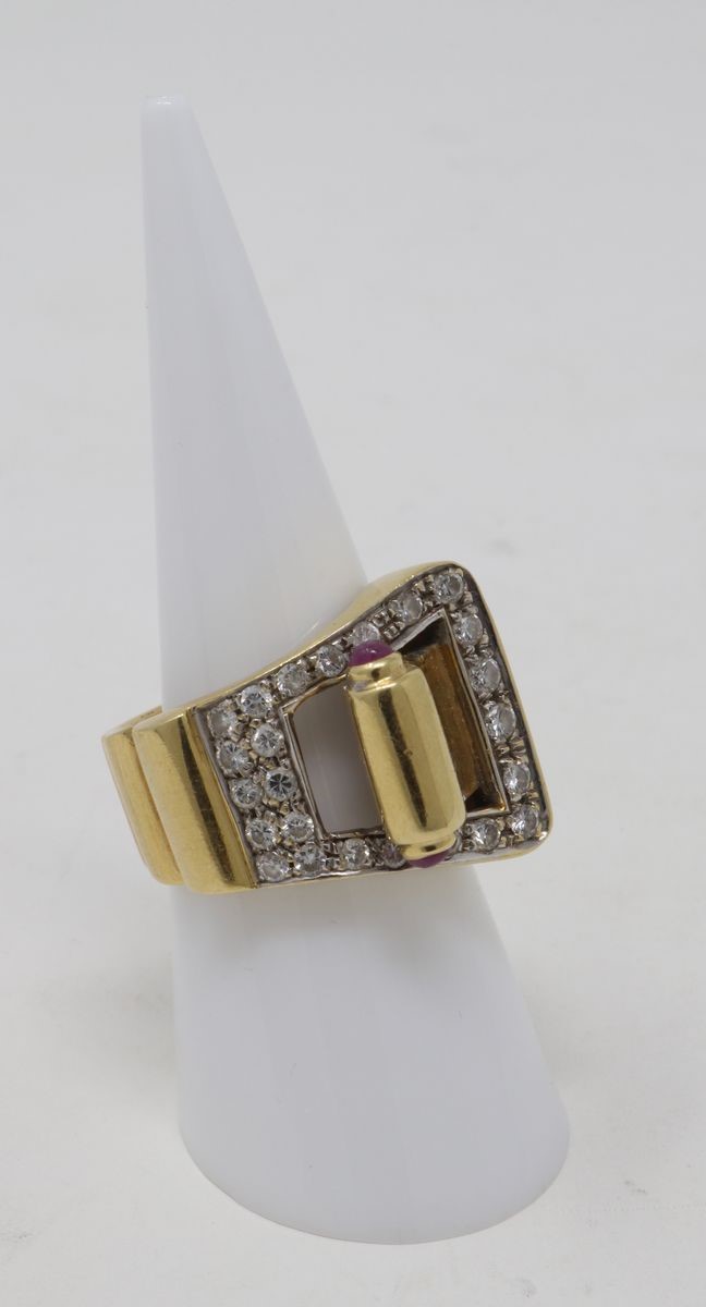 Anello in Oro Giallo a Fibbia con Piccoli Brillanti e Rubini