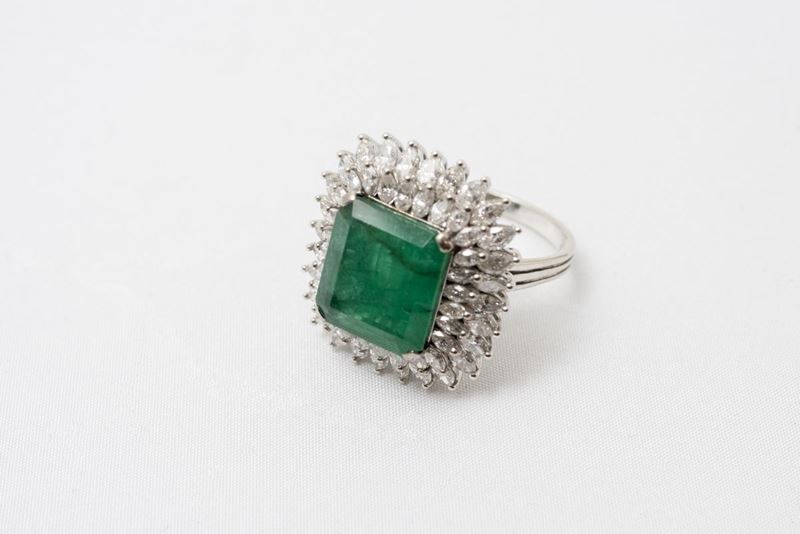 Anello in Oro Bianco con Smeraldo Rettangolare Centrale