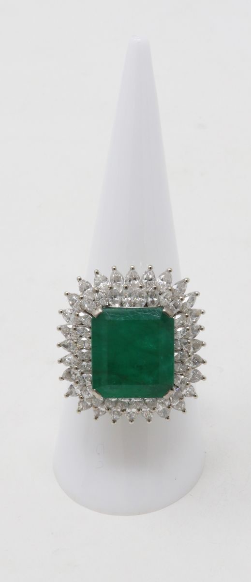 Anello in Oro Bianco con Smeraldo Rettangolare Centrale