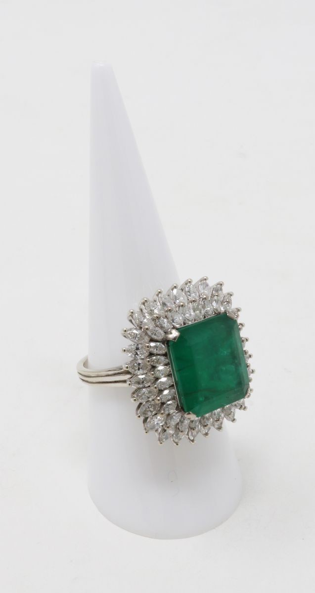 Anello in Oro Bianco con Smeraldo Rettangolare Centrale