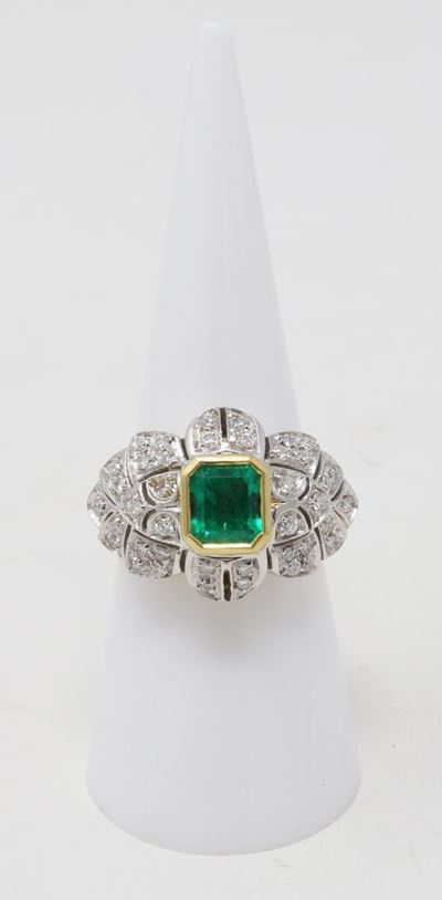 Anello in Oro Giallo e Bianco con Smeraldo Ottagonale Centrale e Piccoli Brillanti Laterali