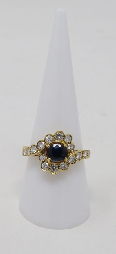Anello in Oro Giallo con Zaffiro Centrale e Brillanti Laterali