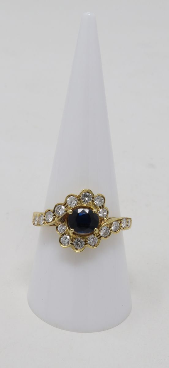 Anello in Oro Giallo con Zaffiro Centrale e Brillanti Laterali
