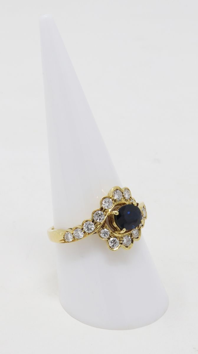 Anello in Oro Giallo con Zaffiro Centrale e Brillanti Laterali