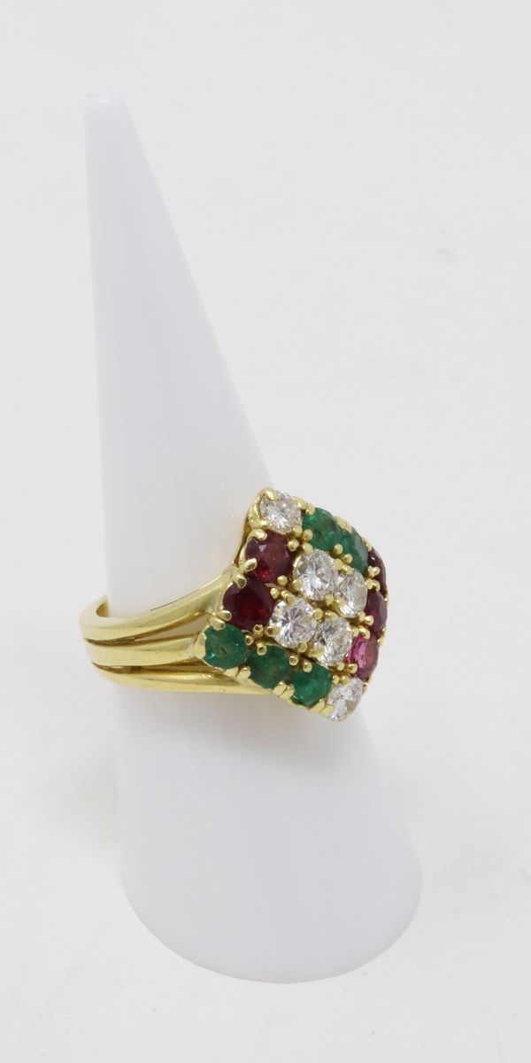 Anello in Oro Giallo con Brillanti, Rubini e Smeraldi