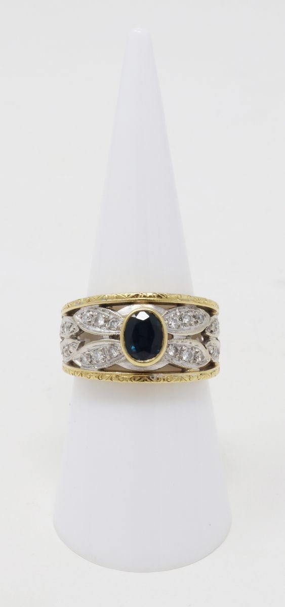 Anello a Fascia Traforata in Oro Giallo e Bianco con Zaffiro Ovale al Centro e Piccoli Brillanti