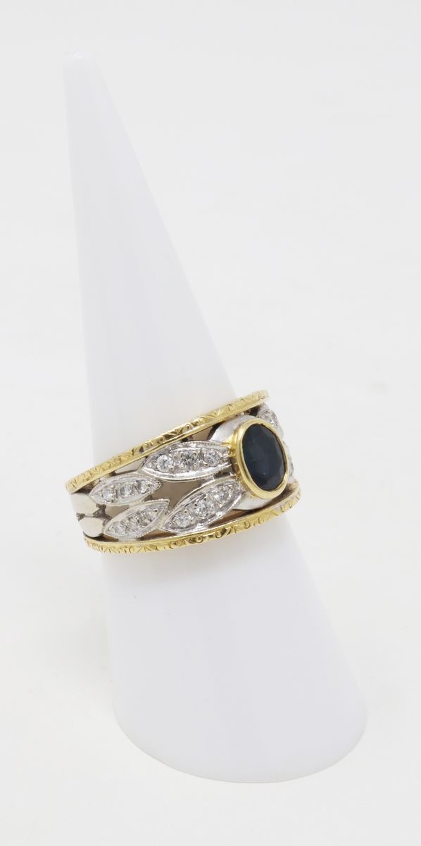 Anello a Fascia Traforata in Oro Giallo e Bianco con Zaffiro Ovale al Centro e Piccoli Brillanti
