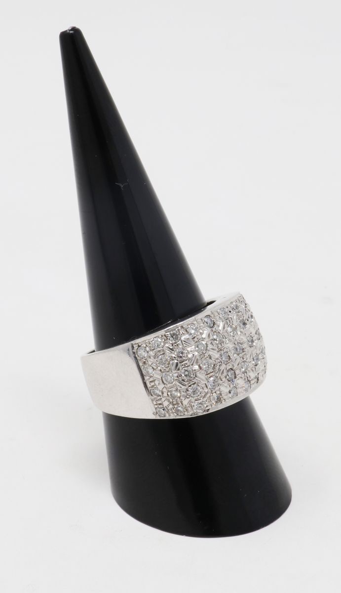 Anello in Oro Bianco a Fascia Pavé di Piccoli Brillanti