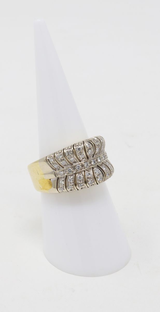 Anello a Fascia Traforata in Oro Giallo e Bianco e Pavé di Piccoli Brillanti