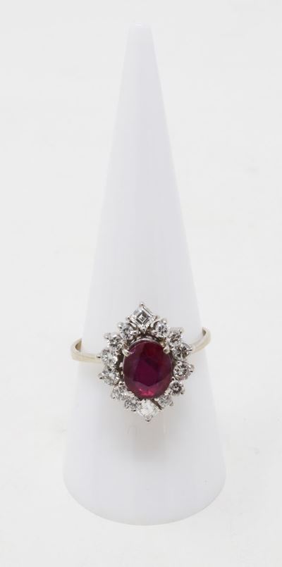 Anello in Oro Bianco con Rubino Ovale Centrale e Brillanti Laterali
