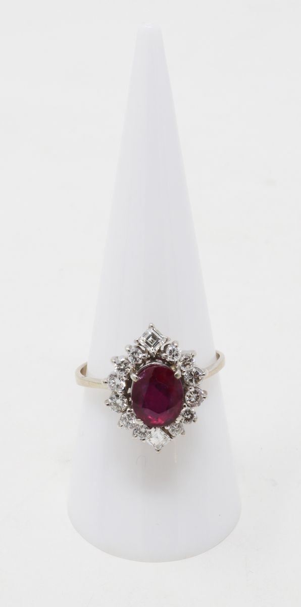 Anello in Oro Bianco con Rubino Ovale Centrale e Brillanti Laterali