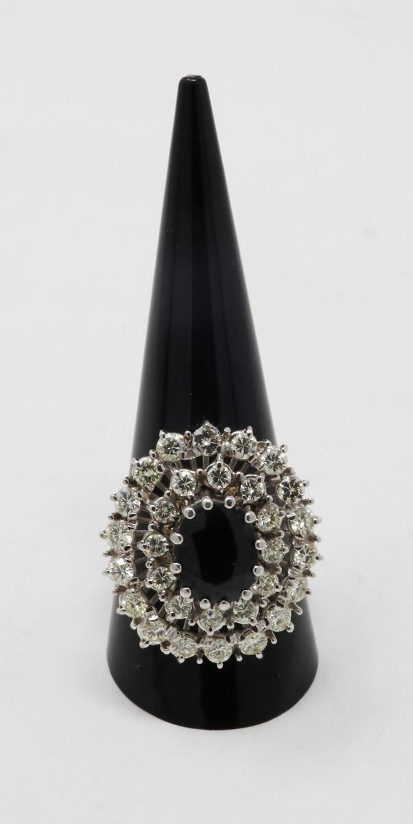 Anello in Oro Bianco con Zaffiro Ovale e Due File di Brillanti Laterali