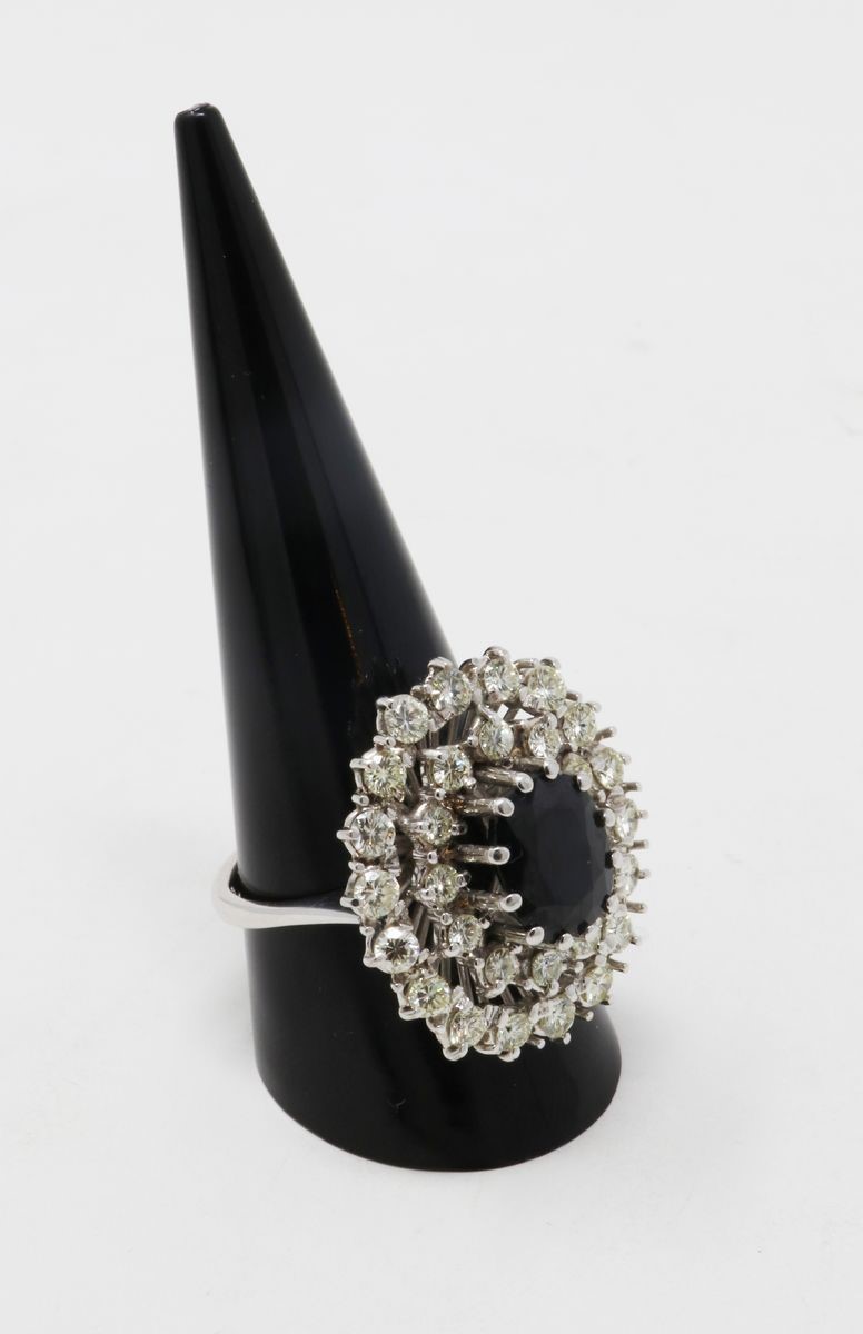 Anello in Oro Bianco con Zaffiro Ovale e Due File di Brillanti Laterali