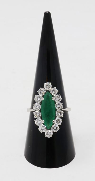 Anello in Oro Bianco con Smeraldo Centrale Taglio Navette Contornato da Brillanti
