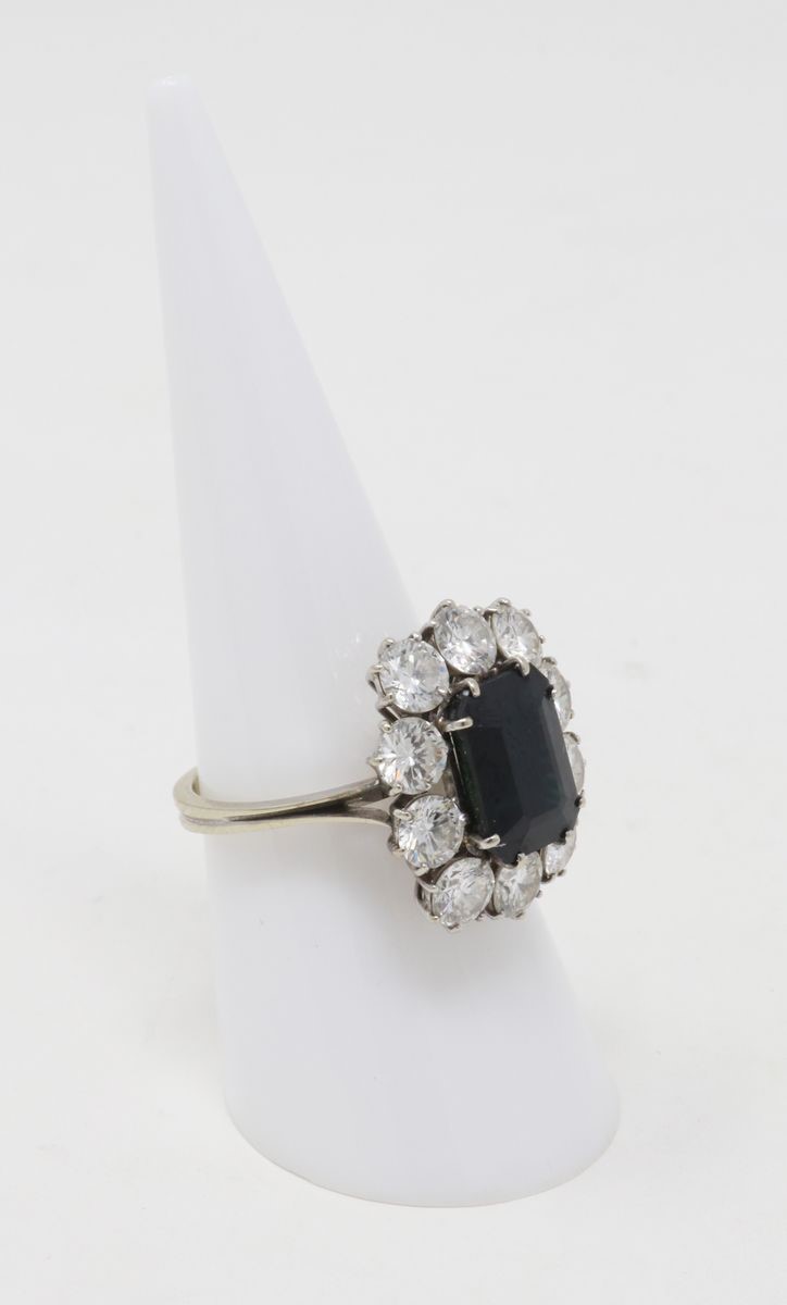 Anello in Oro Bianco con Zaffiro Centrale e Brillanti Laterali