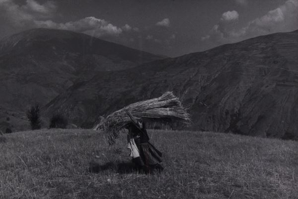 Yordan Yordanov - Una donna trasporta una balla di fieno, Kodel, Albania
