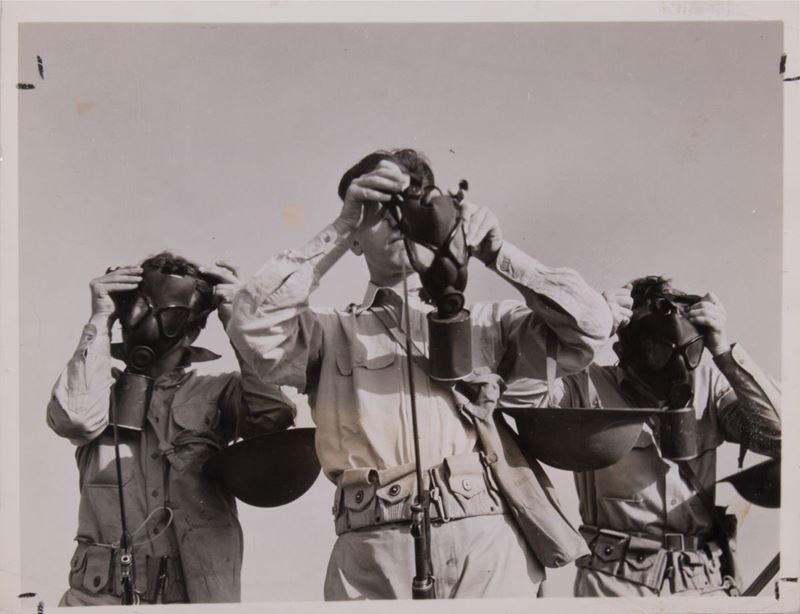 Margaret Bourke-white - Esercitazioni di Guerra - Indossare la Maschera Antigas