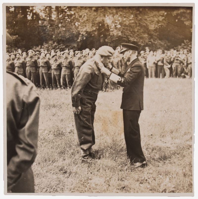 Robert Capa - Giorgio Vi Re D'inghilterra in Visita in Francia Decora il General Maggiore r.L.f. ...