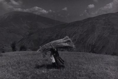 Una Donna Trasporta una Balla di Fieno, Kodel, Albania