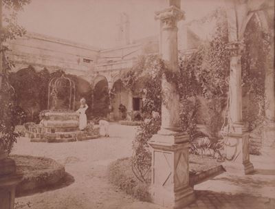 Taormina, Chiostro con Pozzo e Personaggi