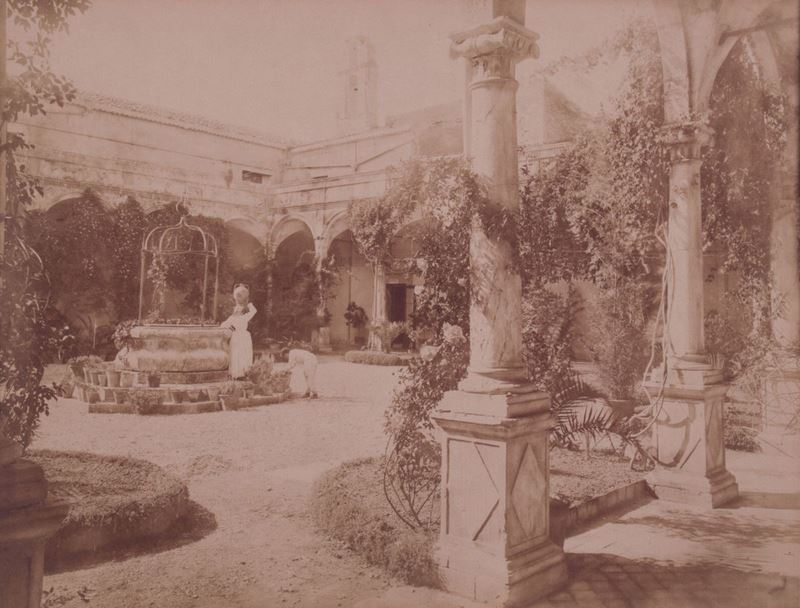 Wilhelm Von Gloeden - Taormina, Chiostro con Pozzo e Personaggi