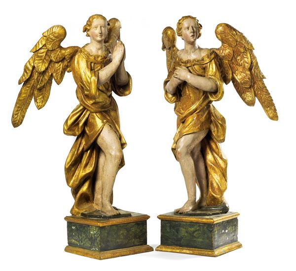 Coppia di Angeli in legno intagliato, laccato e dorato