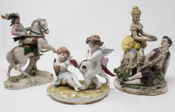 Tre sculture in porcellana policroma