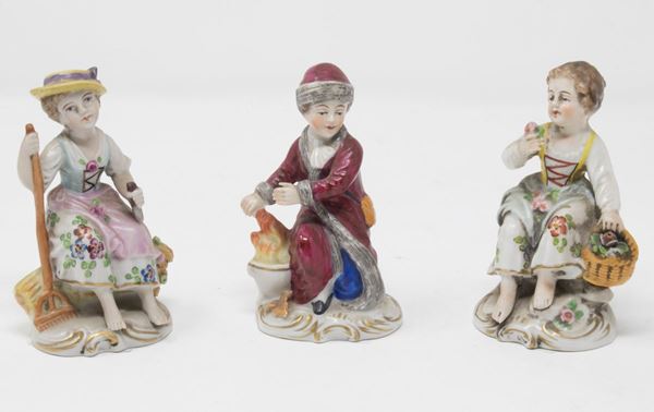 Tre sculture in porcellana policroma