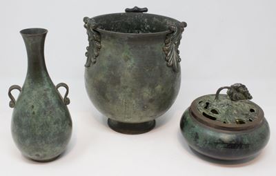 Due Vasi e una Scatola in Metallo a Patina Verde