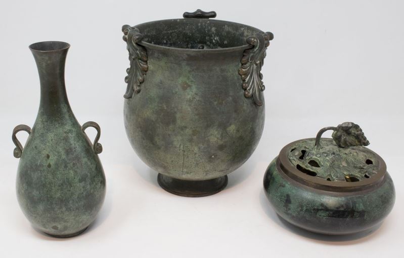 Due Vasi e una Scatola in Metallo a Patina Verde