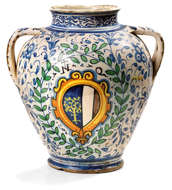 Vaso biansato in maiolica policroma  (fine XVII secolo.)  - Asta Importanti Arredi e Dipinti Antichi - I - Casa d'aste Farsettiarte