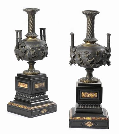 Coppia di Vasi Biansati in Bronzo Lumeggiato in Oro