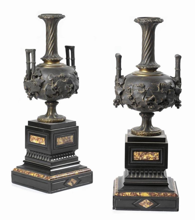 Coppia di Vasi Biansati in Bronzo Lumeggiato in Oro