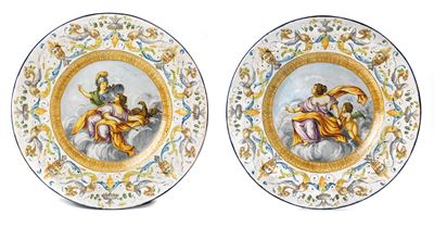 Coppia di Piatti in Maiolica Policroma