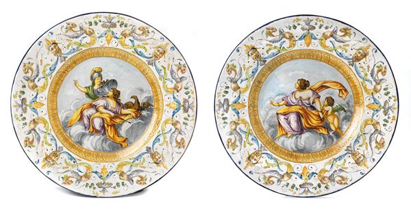 Coppia di piatti in maiolica policroma