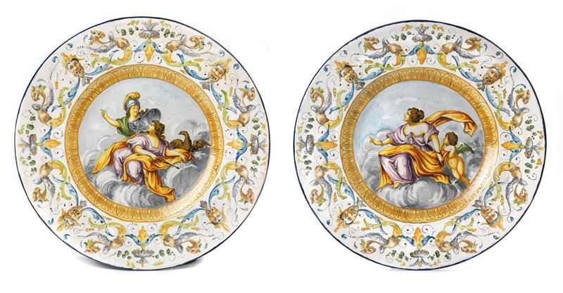 Coppia di Piatti in Maiolica Policroma