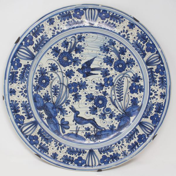 Grande vassoio in maiolica bianca e blu  (metà XVII secolo.)  - Auction Old Masters, Icons and Fornitures - Casa d'aste Farsettiarte