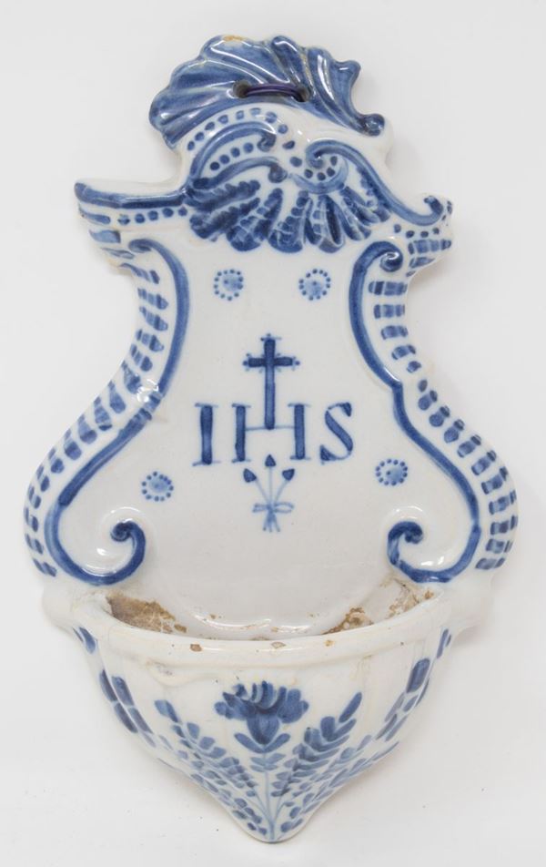 Acquasantiera in maiolica bianca e blu  (inizio XIX secolo.)  - Asta Dipinti, Icone e Arredi Antichi - Casa d'aste Farsettiarte
