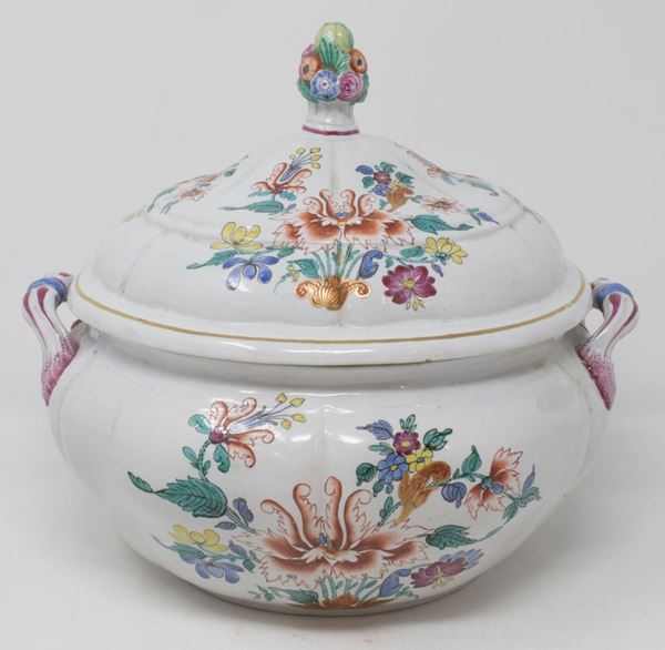 Zuppiera con coperchio in porcellana policroma  (XVIII secolo.)  - Asta Dipinti, Icone e Arredi Antichi - Casa d'aste Farsettiarte