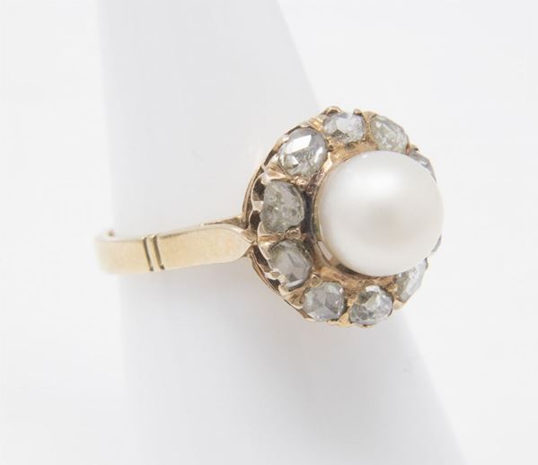 Due anelli in oro giallo, argento, rose di diamante e perla