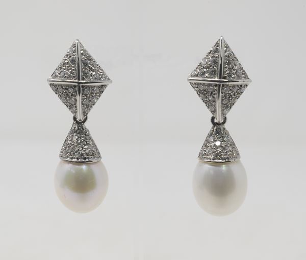 Orecchini in oro bianco con pavé di brillanti e perle a goccia  - Auction Jewels and Watches - Casa d'aste Farsettiarte