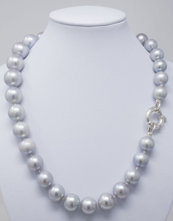Collana di perle grigie in gradazione