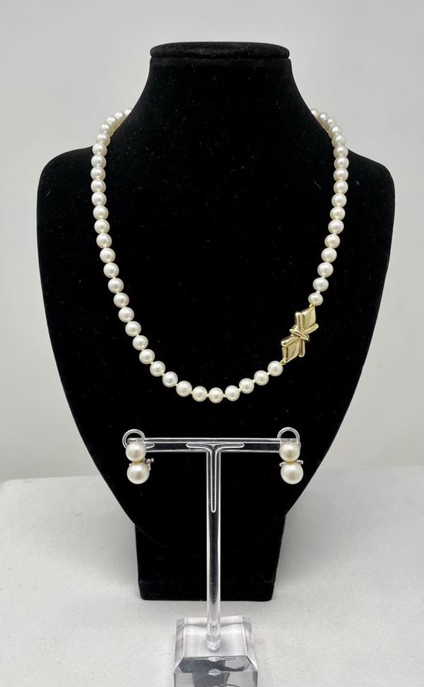 Collana e coppia di orecchini di perle