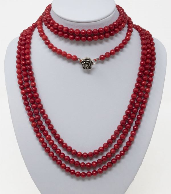Lunga collana in corallo rosso con chiusura in argento  - Auction Jewels and Watches - Casa d'aste Farsettiarte