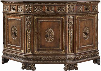 Rara Credenza Fiorentina Scantonata in Legno di Noce Intagliato e Lumeggiato in Oro