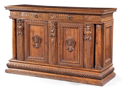 Grande e Rara Credenza in Legno di Noce Intagliato